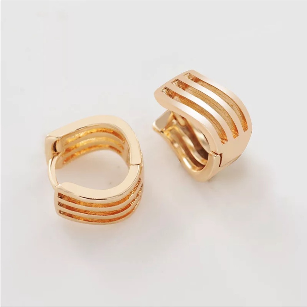 New 18K Gold Plated Small Curve Hoop Earrings - Picture 3 of 6